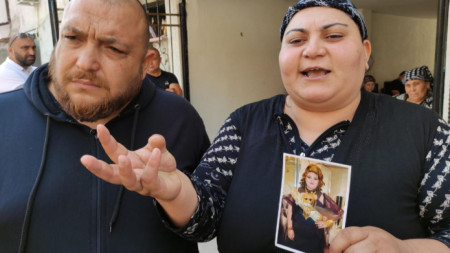 Родителите на 15-годишната Зейнеб с нейна снимка.