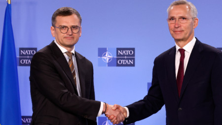 Дмитро Кулеба и Йенс Столтенберг в щабквартирата на НАТО в Брюксел, 4 април 2024 г.