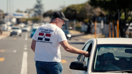 Активист на Кейпзит раздава флаери в Кейптаун, 2 март 2024 г.