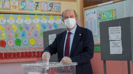 Ерсин Татар по време на гласуването