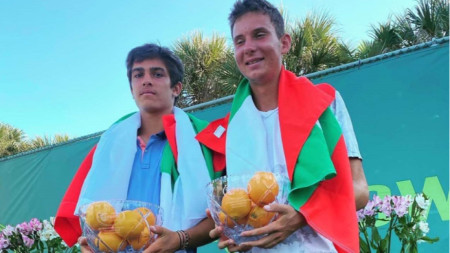 Дженев (вляво) и Радулов с наградите си - купа с портокали.