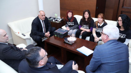 Премиерът Бойко Борисов се срещна в Министерски съвет с представители на майките на деца с увреждания. В срещата участваха министрите Бисер Петков, Кирил Ананиев и Младен Маринов.