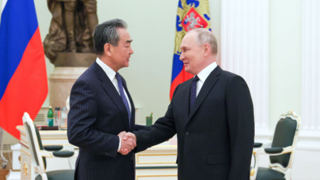 Най-високопоставеният китайски дипломат Ван И (вляво) и президентът на Русия Владимир Путин - Кремъл, Москва, 22 фемруари 2023