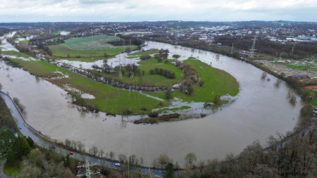 Наводнени площи край меандър  на река Рур, близо до Хатинген, Германия, 3 януари 2024 г.