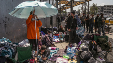 Хиляди украински бежанци чакат в Тихуана на границата между Мексико