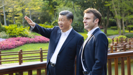 Еманюел Макрон (вдясно) и Си Цзинпин на уединена разходка в Гуанчжоу, Китай, 8 април 2023 г.