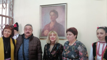 Наследници на Христо Бояджиев подариха автопортрет на художника на Професионалната гимназия по облекло и текстил. 