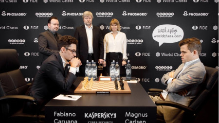 Фабиано Каруана (вляво) и Магнус Карлсен направиха 12-то поредно реми