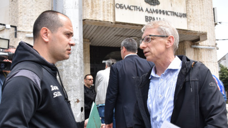 Премиерът Денков (вдясно) се включи в заседанието на Областния кризисен щаб във Враца във връзка с наводненията в региона - 18 юни 2023 г.