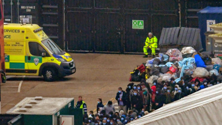 Мигранти се редят на опашка, за да се качат на автобус, след като са били взети в Ламанша от британските гранични сили, Дувър, Великобритания, 14 ноември 2022 г. 