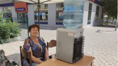 Пункт на пешеходната зона на Сливен, където може да получите безплатно студена вода и да ви бъде измерено кръвното - 25 юни 2021 г.