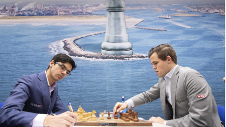 Магнус Карлсен (вдясно) заслужи трофея.