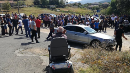 Снимка от протеста на жителите на 8 села от общините Крумовград и Кирково, през септември, 
 на първия учебен ден.