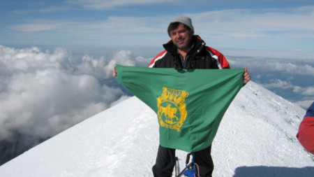 Огнян Ганчев развява знамето на Шумен на връх Монблан, 2009 г.