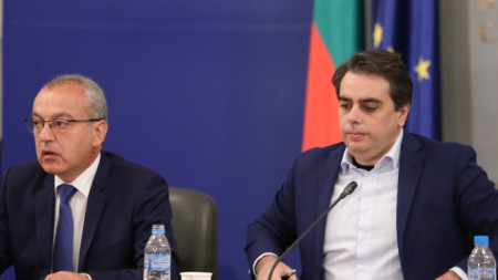 В МС се провежда извънредно заседание на Тристранния съвет, На снимката: Социалният министър Гълъб Донев и финансовият - Асен Василев, 26 юли 2021 г.