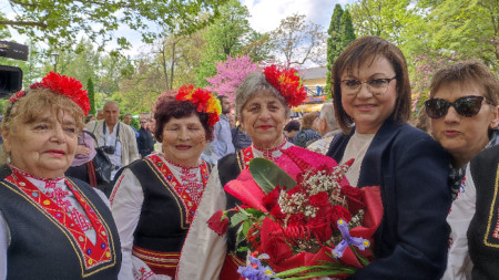 Корнелия Нинова присъства на фолклорен празник за 1 май, организиран от местната структура на БСП.