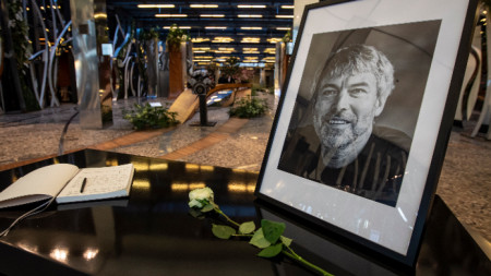 Книга за съболезнования и портрет на Петр Келнер са изложени в централата на компанията PPF Group в Прага, 29 март 2021 г.