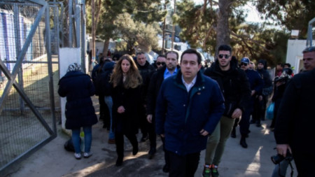 Министърът на новото министерство по миграцията Панайотис Митаракис провежда обиколка по гръцките острови, за да овладее недоволството.