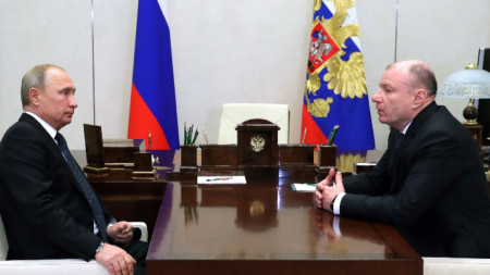 Владимир Потанин (вдясно) разговаря с руския президент Владимир Путин, архив, 2018 г.