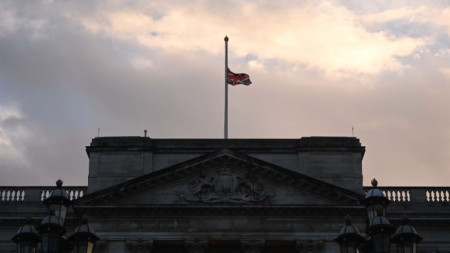 Знамето на Великобритания над Бъкингамския дворец е свалено наполовина след смъртта на Елизабет II, 8 септември 2022 г.