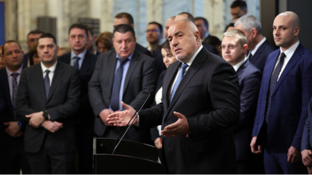 „Wir wollen, dass es eine Regierung gibt, die Frage ist, wie wir die Kurve kriegen, nach allem, was von beiden Seiten gesagt wurde“, sagte der GERB-Vorsitzende Bojko Borissow