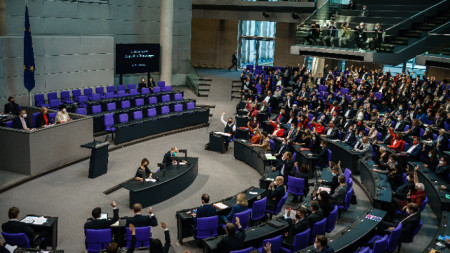 Германските депутати гласуват новите мерки срещу Covid-19.