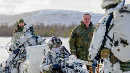 Германският министър на отбраната Борис Писториус с германски военни на учение в Норвегия, март 2024 г.