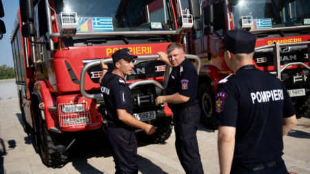 Румънски пожарникари, които ще помагат на гръцките си колеги, в Атина, 2 юли 2022 г.