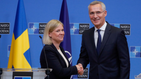 Шведската министър-председателка Магдалена Андершон (вляво) и генералният секретар на НАТО Йенс Столтенберг - Брюксел, 27 юни 2022