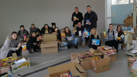 Младежи от Велико Търново започват едномесечна дарителска кампания за хранителни