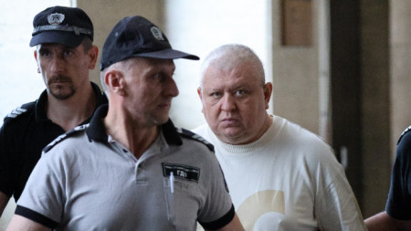 Сали Табаков напът към съдебната зала. Той е обвинен за стопански престъпления - сключване на неизгодни сделки, особено тежък случай, и сделки с имущество, придобито чрез престъпление.