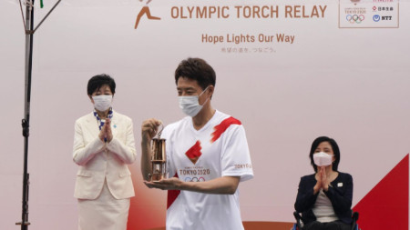 Олимпийският огън пристигна в Токио Церемонията по посрещането беше скромна