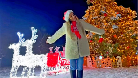 Кадър от видеоклипа към „Merry Christmas“