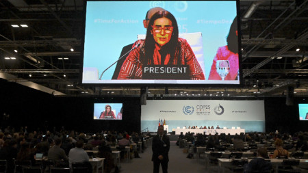Видеоекран показва председателя на COP-25, министърка на околната среда на Чили  Каролина Шмит да говори на климатичната конференция на ООН в Мадрид. 