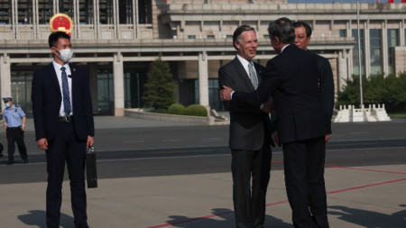 Блинкън бе посрещнат от посланика на САЩ Никълъс Бърнс и от Ян Тао, директор на департамента за Северна Америка и Океания в китайското МВнР. 