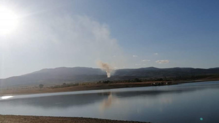 Градското сметище край Кюстендил пуши трети ден след самозапалване на