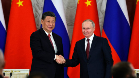 Руският и китайският президент  - Владимир Путин (вдясно) и Си Цзинпин, се ръкуват след разговорите в големия Кремълски дворец в Москва, архив, март 2023 г.
