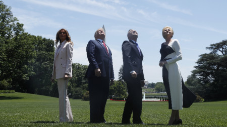 Доналд Тръмп, Анджей Дуда и съпругите им наблюдават прелитащи над Белия дом самолети ф-35