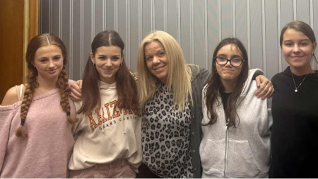 Неда, Карина, Симона Попова, Ани и Мери