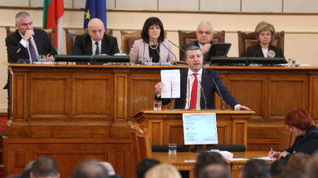 Драгомир Стойнев поиска разпускане на НС, тъй като управляващите не успявали да изпълнят със съдържание работата на народните представители и разчитат на изказвания на опозицията, за да запълват времето в пленарна зала.
