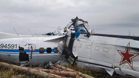 Лекомоторен самолет L 410 с 22 ма души на борда се разби