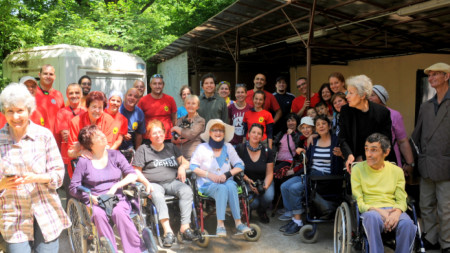 Фондация са група професионалисти които подпомагат хора с увреждания и