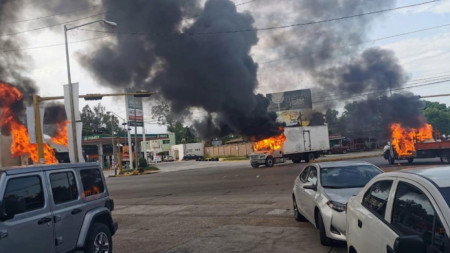 Подпалени коли при сблъсъците между тежко въоръжени мъже със сили на полицията и армията в Кулиакан - столица на мексиканския щат Сеналоа.