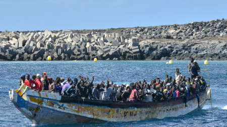 Лодка с мигранти пристига на Канарските острови.
