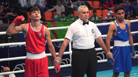 Янко Илиев (вляво) беше категоричен срещу пакистански боксьор.