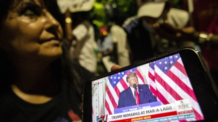 Привърженици на Доналд Тръмп слушат пред Мар-а-Лаго във Флорида как той обявява, че ще се кандидатира за президент на изборите през 2024 г.