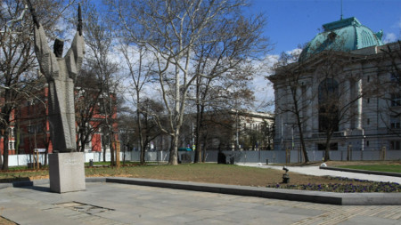 Паметникът на Св. Климент Охридски пред сградата на Софийския университет