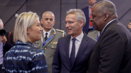 Министърката на отбраната на Белгия Людовин Дедондер, генералният секретар на НАТО Йенс Столтенберг и секретарят по отбраната на САЩ Лойд Остин (отляво надясно) по време на срещата в Брюскел - 16 юни 2022