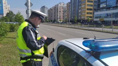Двама пътни полицаи са задържани с подкуп днес в столицата