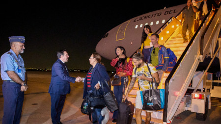 Външният министър на Испания Хосе Мануел Албарес посреща евакуирани от Израел испанци, 11 октомври 2023 г.